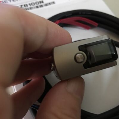 LR-ZB100N Keyence Self-contained CMOS Laser Sensor Rectangular w cable Type 100 mm