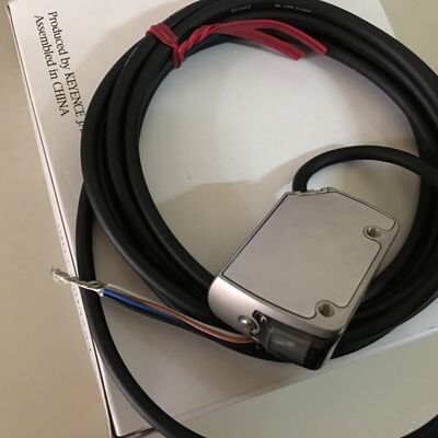 LR-ZB100N Keyence Self-contained CMOS Laser Sensor Rectangular w cable Type 100 mm